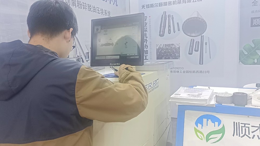 賽帕埃惜自動(dòng)磨刀機(jī)展會(huì)現(xiàn)場(chǎng)